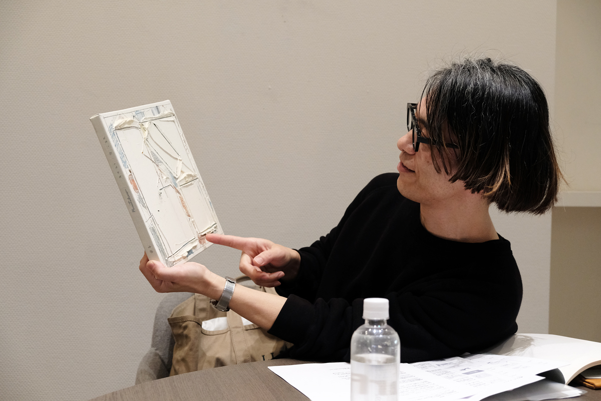 狩野岳朗 作品を手にするインタビュー風景