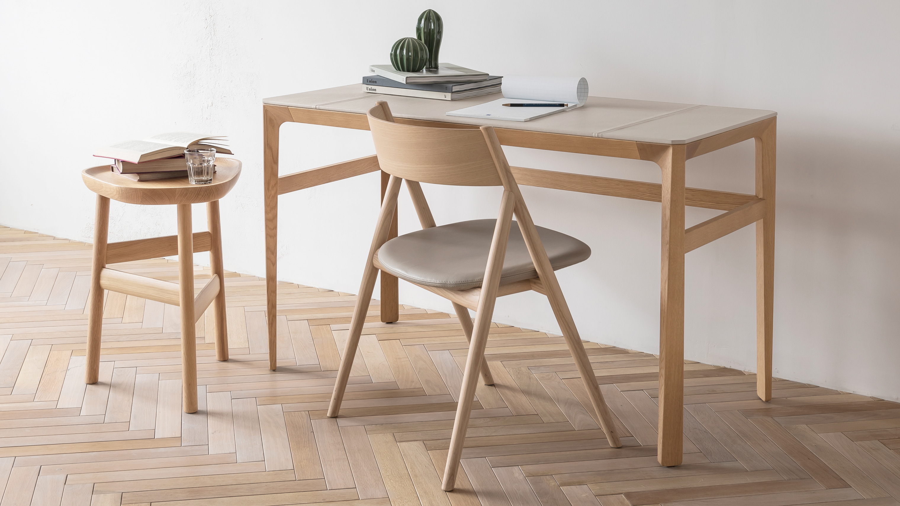 ショパン様用　静けさを映す、美のテーブル。 アルフレックスモンターニュ MONTEBELLO DESK | PRODUCTS | arflex（アルフレックス ジャパン）